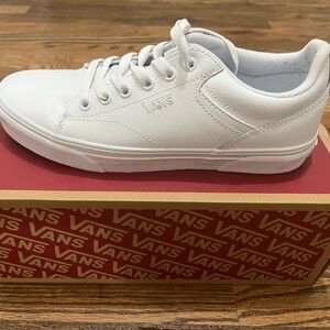 Vans Women’s 8.5 white Seldan sneaker